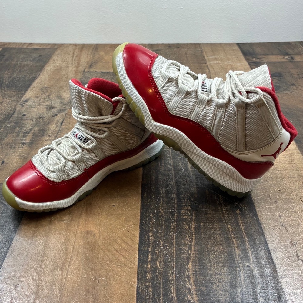 Jordan 11 Retro Cherry 2022 Kids Size 2.5Y White Red 378039-116 Good Condition
